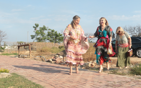 Las invitadas llegaron felices al lugar del encuentro