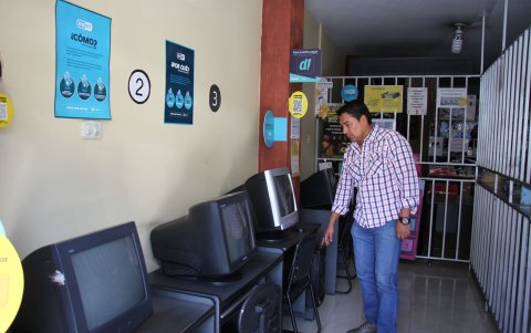 En las cinco horas que dura el corte de luz en la Villaflora, el dueño de un ciber asegura que pierde $ 40.