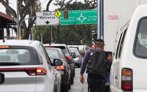 En la avenida Domingo Comín se formaron extensas hileras de autos este 24 de septiembre.