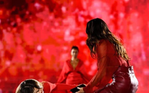 Anitta se tomó su tiempo para levantar a su compañera de carrera Belinda.