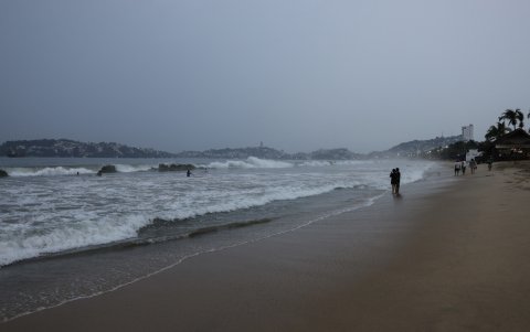 Vista de fuerte oleaje en una playa de Acapulco.