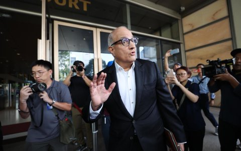 El exministro de Transporte de Singapur S. Iswaran llega al Tribunal Supremo para ser juzgado por recibir regalos de empresarios.