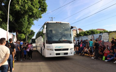 Migrantes hacen fila para abordar uno de los ocho autobuses del 'Corredor emergente de movilidad', este martes en Tapachula (México).