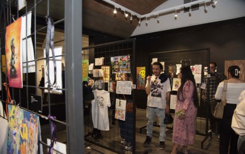 Dibujos, murales, piezas digitales y más conforman la exposición.