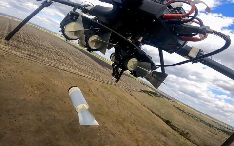 Un dron ruso arroja un explosivo en un lugar no revelado del frente en Ucrania.