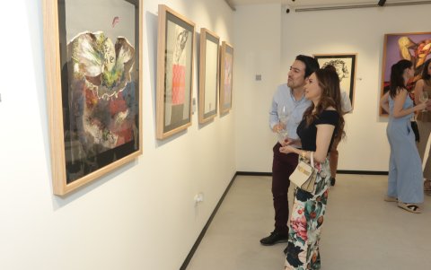 Ana María Argüello y Guillermo Camacho recorren la galería.