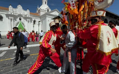 Actividad. Los participantes en las festividades realizan un homenaje a la Virgen de La Merced, en Latacunga.