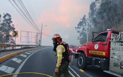 El incendio cubrió de humo la zona que une a Quito con el valle de Tumbaco y Cumbayá.