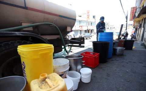 En alrededor de dos horas el tanquero se vaciaba y nuevamente era recargado en La Magdalena.