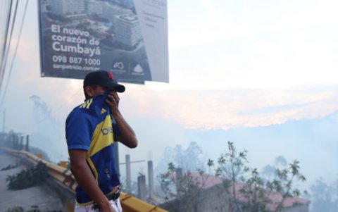 El humo cubrió el ambiente y dificultó la movilidad, debido al incendio forestal en Guápulo.