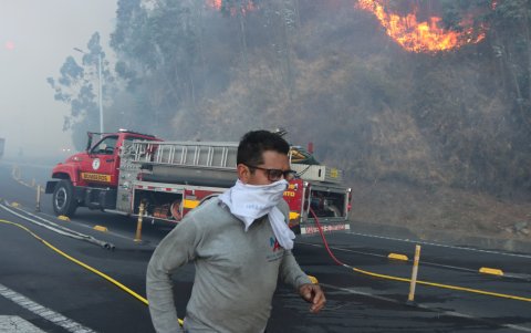 Un incendio forestal afecta a Guápulo, en Quito, la tarde de este martes 24 de septiembre del 2024.