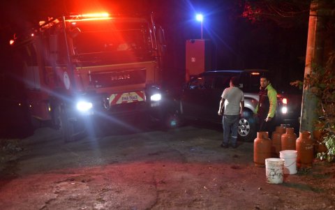 En el sector de Bellavista, vecinos aislaron tanques de gas para evitar accidentes debido a la proximidad del fuego.