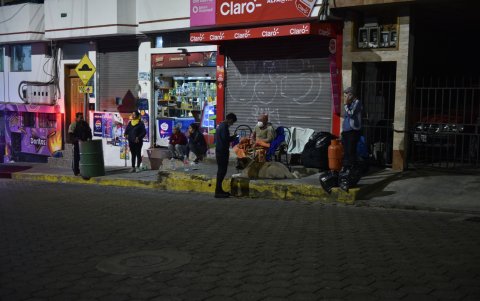 Las personas que evacuaron llevaron los cilindros de gas para evitar explosiones por el avance del incendio de Guápulo.