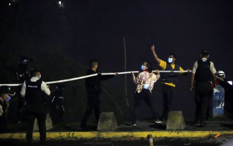 Autoridades y habitantes formaron cadenas humanas para intentar apagar el fuego.
