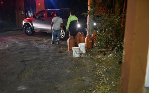 Moradores retiraron el tanque de gas de sus casas para evitar más explosiones.