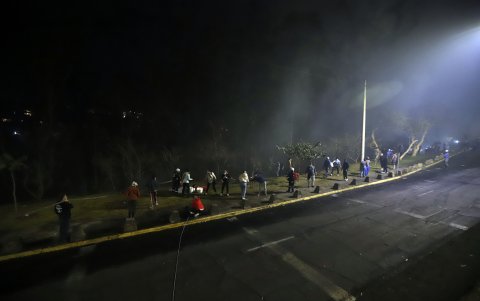 Comunidad. Los moradores de las zonas afectadas trabajaron en conjunto para ayudar a los bomberos y militares a apagar el fuego.