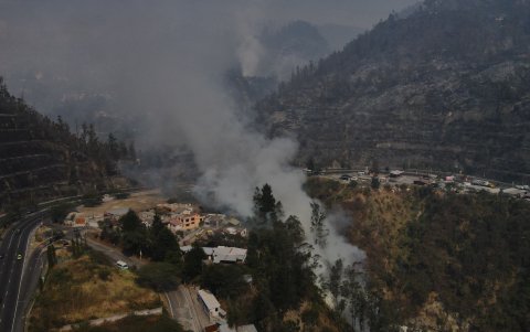 El incendio forestal que se inició en Guápulo se propagó hasta la avenida Simón Bolívar y avanzó hasta el cerro Auqui, en Quito.