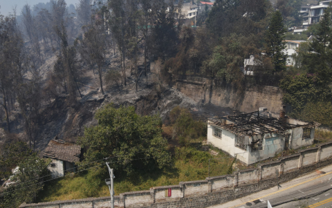 Así luce una parte de Guápulo tras el incendio en Quito.