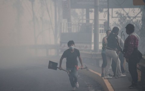 Densa capa de humo cubrió varios sectores de Quito, tras incendio