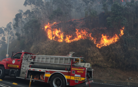 Bomberos de Quito intentan frenar las llamas en la avenida Simón Bolívar y túnel Guayasamín