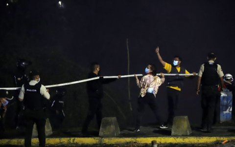 Vecinos de Quito apoyan a las autoridades a mitigar el incendio.