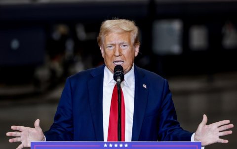 Donald Trump habla durante un evento de campaña en Mosack Group,