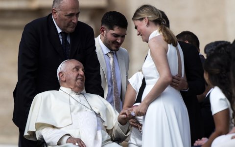 El Papa Francisco se reúne con los fieles durante la audiencia general semanal en la Plaza de San Pedro, Ciudad del Vaticano, el 25 de septiembre de 2024.
