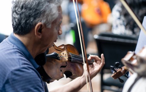 Entre las obras se incluye la Obertura a Guayaquil del compositor ecuatoriano Carlos Solano.