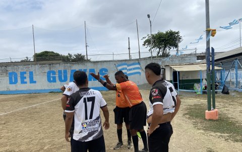 Ahora los árbitros en los barriales están usando radios portátiles,