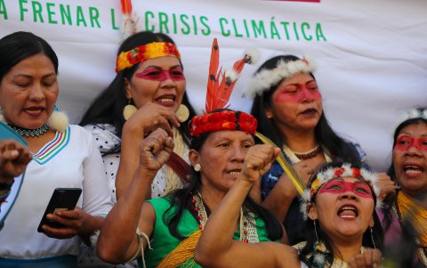 Indígenas del pueblo waorani, que habita en la Amazonía de Ecuador, se una manifestación en Quito (Ecuador).