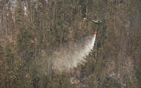 Los Bomberos y el ministro de Defensa alertaron que los drones ponen en riesgo la vida de los pilotos de los helicópteros.