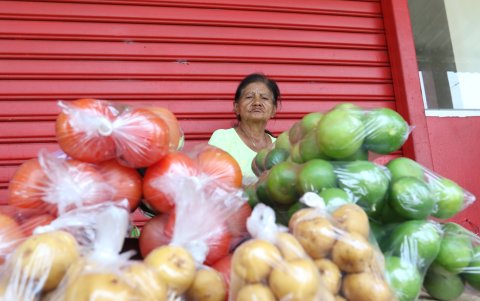 Plaza. Los productos agrícolas cuestan más por la sequía, por ejemplo la libra de tomate pasó de 0,30 a 0,60 dólares al por mayor.