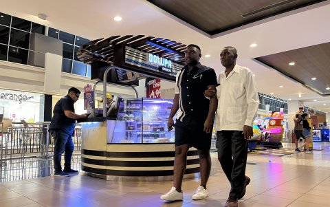 Hechos. Noris Castillo dice que está imposibilitado de trabajar; depende de sus familiares y se le negó atención en la clínica.