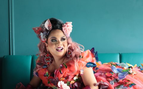 Presenta y produce sus shows.