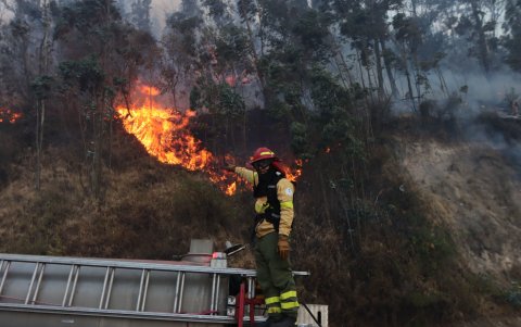 Bellavista. El fuego se propagó hasta ese sector del norte de Quito. Varias familias fueron evacuadas. Una casa se incendió. No hubo heridos.