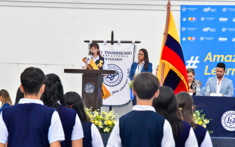 Javiera Gil, abanderada del Pabellón Nacional del Liceo Panamericano Centenario