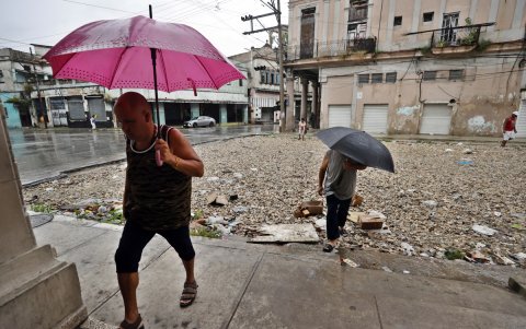 El oeste de Cuba recibe los efectos del huracán Helene con fuertes lluvias y rachas de viento.
