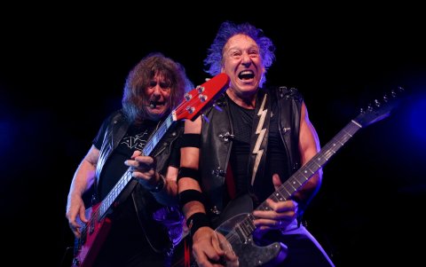 Los hermanos John y Mark Gallagher formaron Raven en 1974.