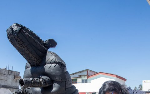 Los artistas se preparan para la exhibición, en la quinta edición.