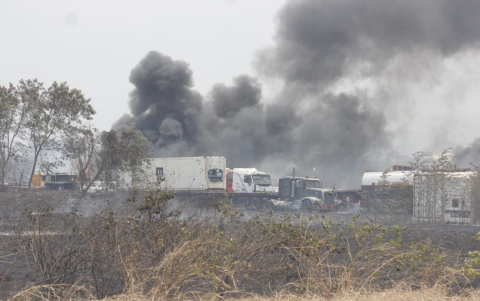 El tránsito vehicular se vio afectado en la autopista Narcisa de Jesús, a causa del incendio.