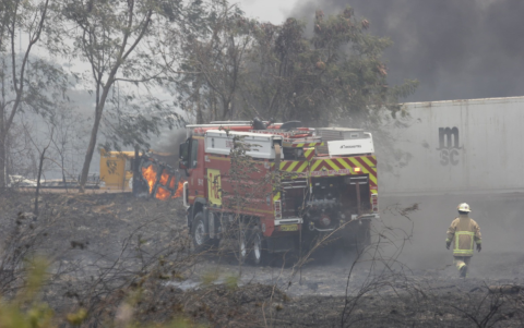 Bomberos acudieron a la zona para aplacar la emergencia.