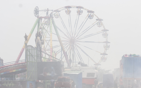 El ambiente en la zona del Play Land Park, en Parque Samanes, luce afectada por el humo.