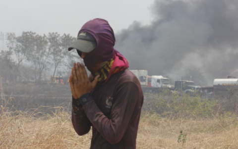 Personas del sector estaban preocupados por el voraz incendio.