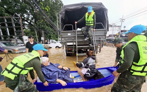Soldados tailandeses evacuando a residentes de sus casas inundadas en la ciudad turística de Chiang Mai, al norte de Tailandia, el 26 de septiembre de 2024.