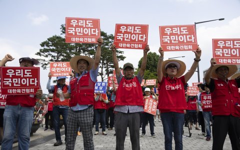 Miembros de la Asociación Coreana de Carne de Perro protestan contra la política de carne de perro del gobierno de Corea del Sur, el 1 de agosto de 2024.