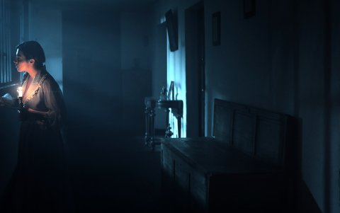 La película cuenta la historia de una misteriosa criatura que arriba a un pequeño pueblo en la sierra.