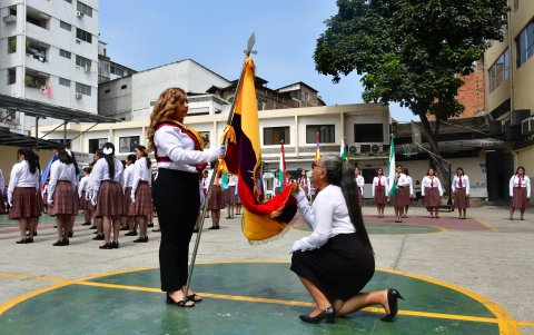 Rosa Caisaguano de 60 años, del colegio San José formó parte de este acto cívico.