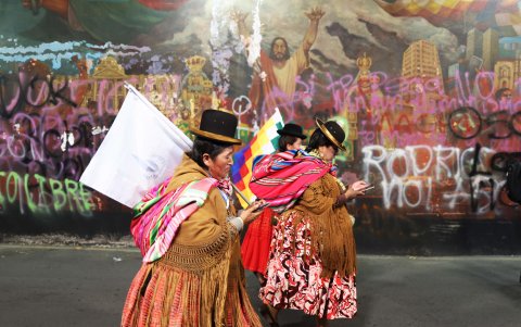 Varias mujeres indígenas afines al expresidente boliviano Evo Morales (2006-2019) levantaron este miércoles un bloqueo de caminos en el altiplano de La Paz
