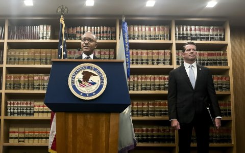 Damian Williams (i), abogado del Distrito Sur de Nueva York ofrece una rueda de prensa en Nueva York.