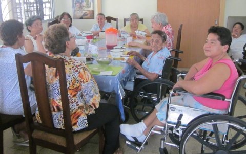 Los pacientes reciben alimentación balanceada para mejorar sus nivel de vida.